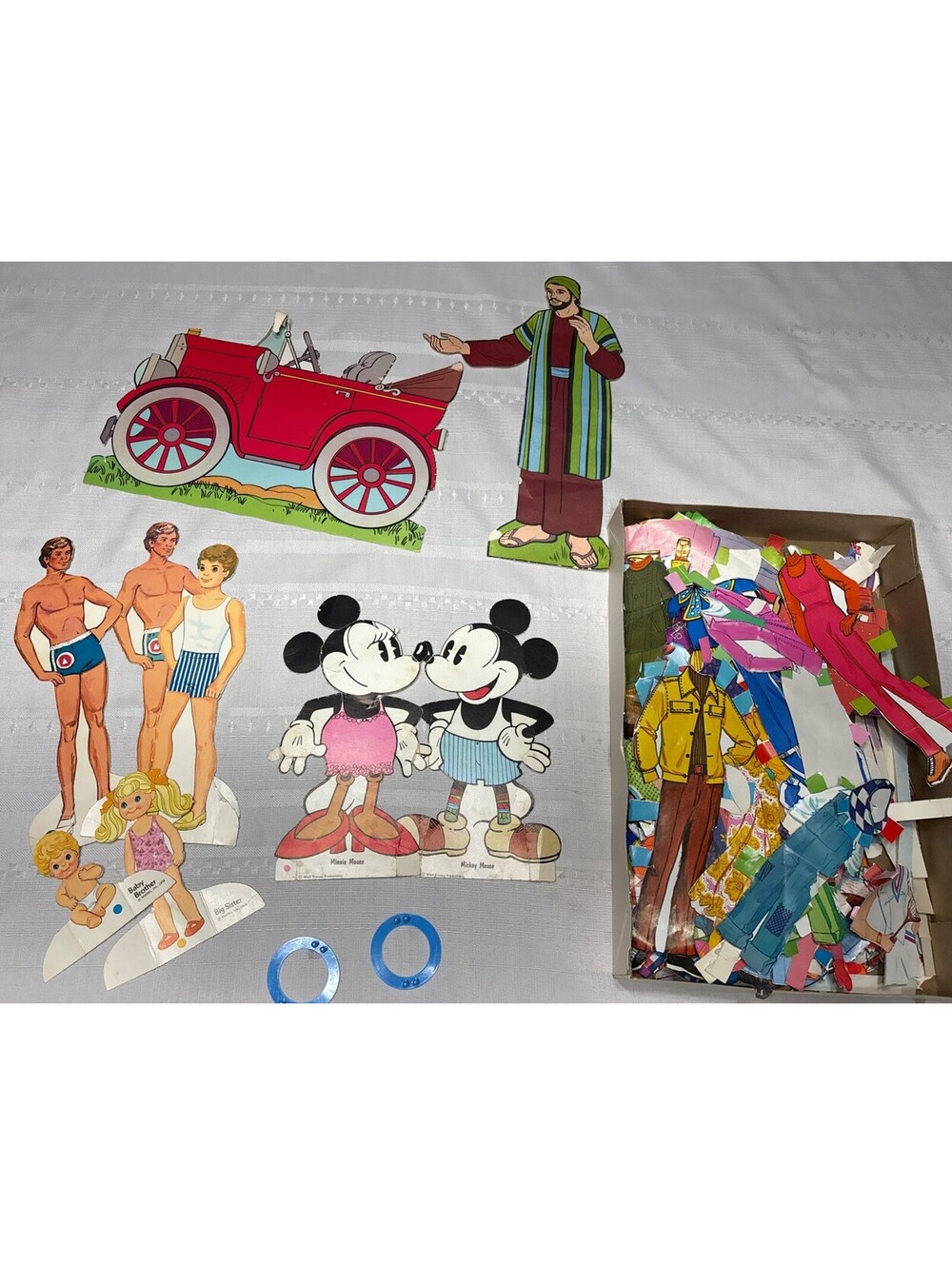 HUGE LOT OF VINTAGE PAPER DOLLS AND CLOTHING (1970s)